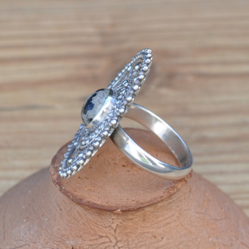 Bague ronde argent ciselé avec une pierre Jaspe dalmatien T57