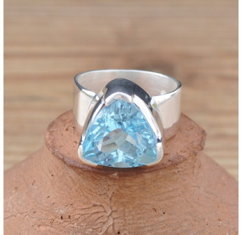 Belle bague triangulaire argent et pierre Topaze bleue facettée (bleu)