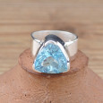 Belle bague triangulaire argent et pierre Topaze bleue facettée (bleu) T55