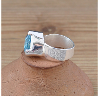 Belle bague triangulaire argent et pierre Topaze bleue facettée (bleu) T55