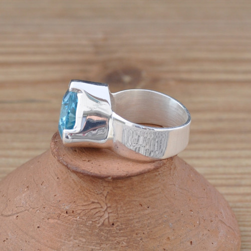 Belle bague triangulaire argent et pierre Topaze bleue facettée (bleu) T55