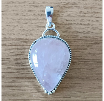 Pendentif massif argent ciselé et pierre goutte en QUARTZ ROSE