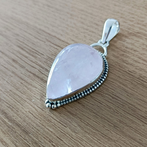 Pendentif massif argent ciselé et pierre goutte en QUARTZ ROSE