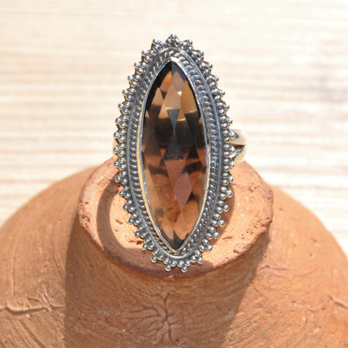 Longue bague argent ciselé pierre navette en quartz fumé facettée T56