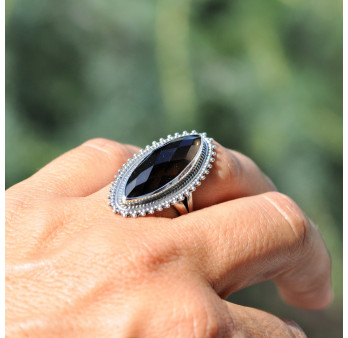 Longue bague argent ciselé pierre navette en quartz fumé facettée T56