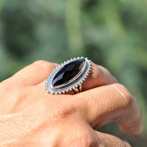 Longue bague argent ciselé pierre navette en quartz fumé facettée T56
