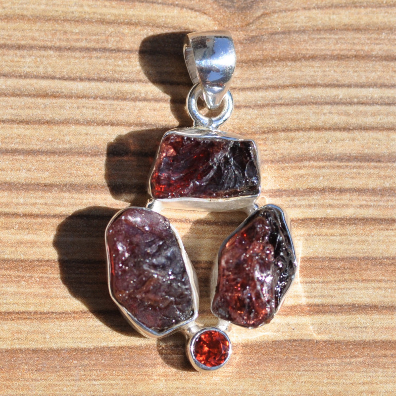 Pendentif argent 4 pierres brutes en grenat Pendentif argent 4 pierres brutes en grenat