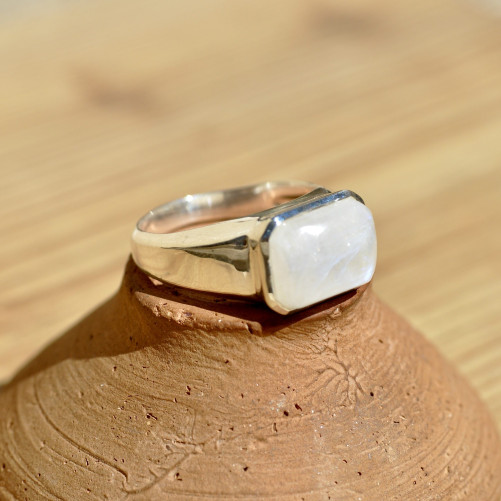 Bague chevalière mixte argent et pierre de lune rectangulaire cabochon (blanc) T67
