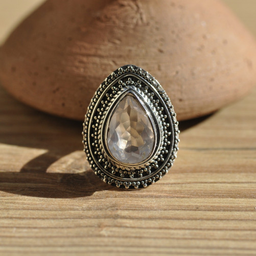 Bague ethnique argent et pierre goutte en Quartz rose facettée