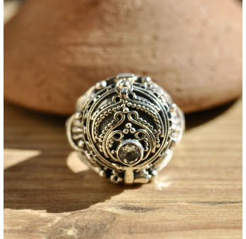 Bague poison en argent ciselé et pierre de topaze bleue T52