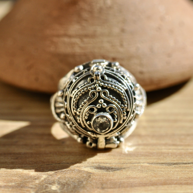 Bague poison en argent ciselé et pierre de topaze bleue T52 Bague poison en argent ciselé et pierre de topaze bleue T52