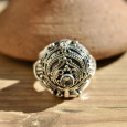 Bague poison en argent ciselé et pierre de topaze bleue T52 Bague poison en argent ciselé et pierre de topaze bleue T52