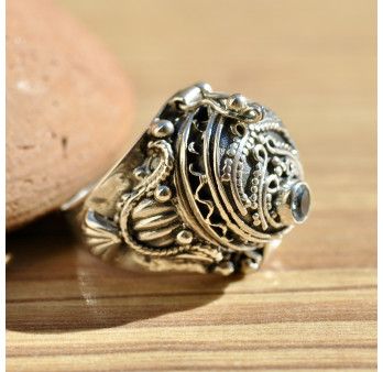 Bague poison en argent ciselé et pierre de topaze bleue T52