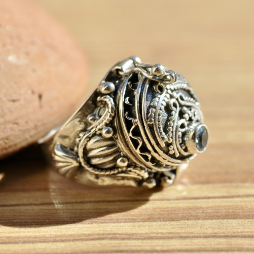Bague poison en argent ciselé et pierre de topaze bleue T52