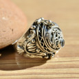 Bague poison en argent ciselé et pierre de topaze bleue T52 Bague poison en argent ciselé et pierre de topaze bleue T52