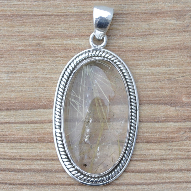 Pendentif ovale argent ciselé et Quartz rutile Pendentif ovale argent ciselé et Quartz rutile