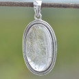 Pendentif ovale argent ciselé et Quartz rutile Pendentif ovale argent ciselé et Quartz rutile