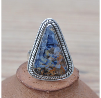 Bague triangle argent travaillé et pierre PIETERSITE (bleu)
