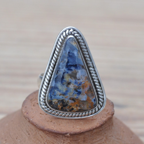 Bague triangle argent travaillé et pierre PIETERSITE (bleu)