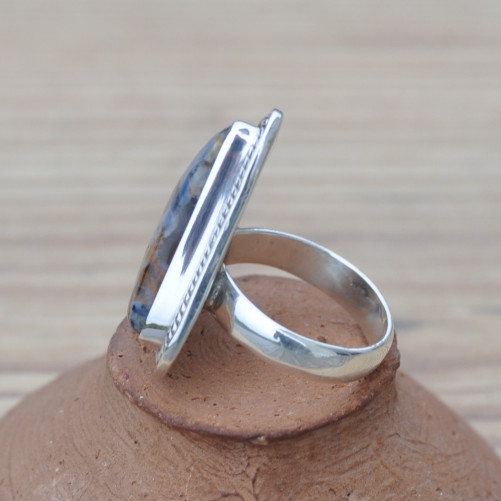 Bague triangle argent travaillé et pierre PIETERSITE (bleu) T56