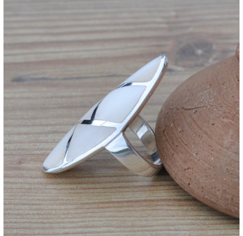 Longue bague oblongue en argent et Nacre (blanc)