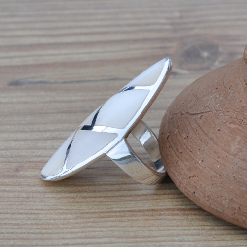 Longue bague oblongue en argent et Nacre (blanc) T50