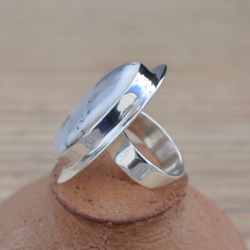 Bague ovale monture plate en argent et pierre en Agate dendrite (blanc) T55