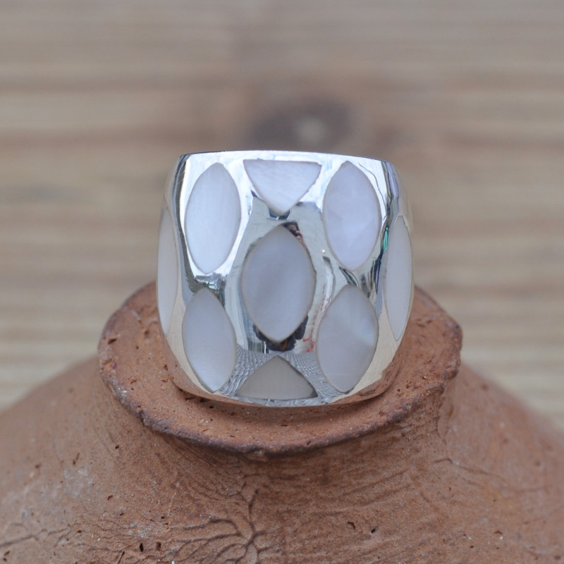 Bague bombée large en argent et Nacre (blanc) T50/52
