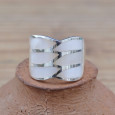 Bague argent large ondulée en Nacre (blanc) T55