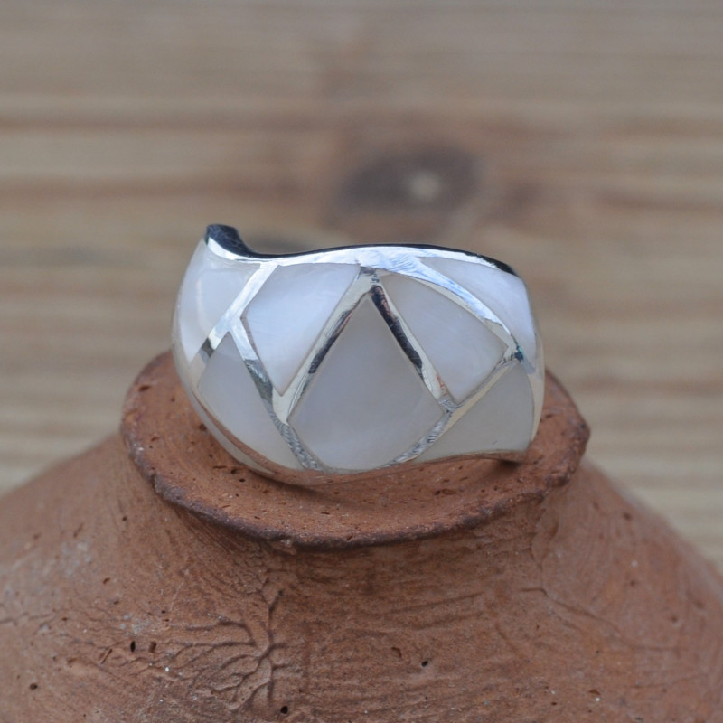 Bague asymétrique en argent et Nacre (blanc) T50/53 Bague asymétrique en argent et Nacre (blanc) T50/53