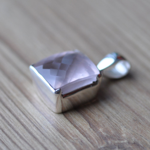 Pendentif carré en argent et pierre Quartz rose facettée semi clos