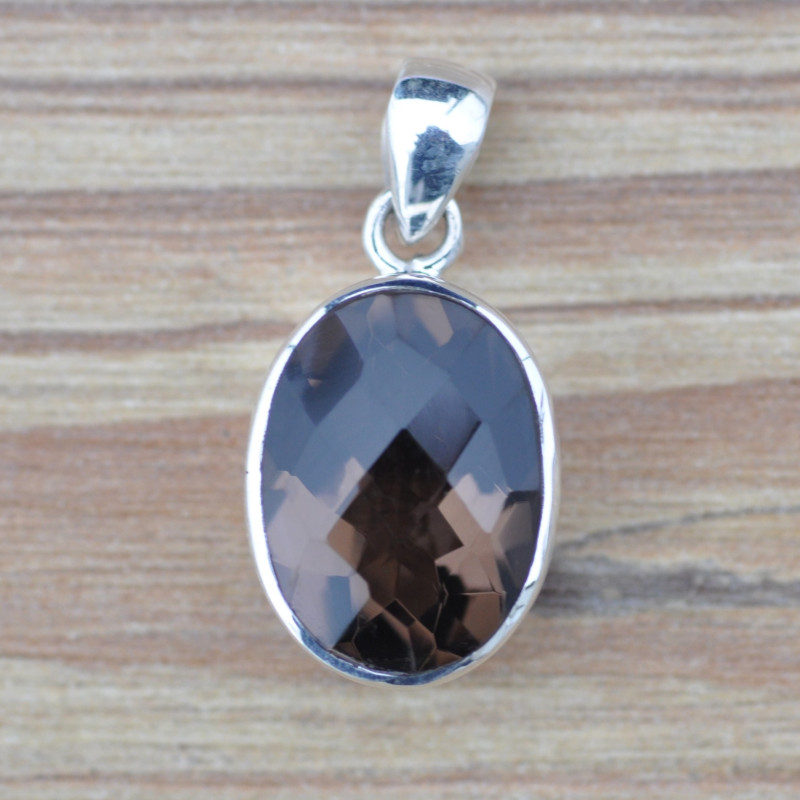 Pendentif ovale en pierre Quartz fumé facettée sertie d'argent