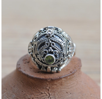 Grosse bague poison massive argent ciselé pierre en Péridot facettée (vert)
