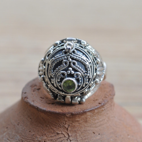 Grosse bague poison massive argent ciselé pierre en Péridot facettée (vert)