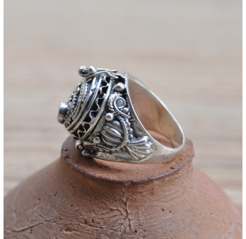 Grosse bague poison massive argent ciselé pierre en Péridot facettée (vert) T51