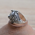 Grosse bague poison massive argent ciselé pierre en Péridot facettée (vert) T51 Grosse bague poison massive argent ciselé pierre en Péridot facettée (vert) T51