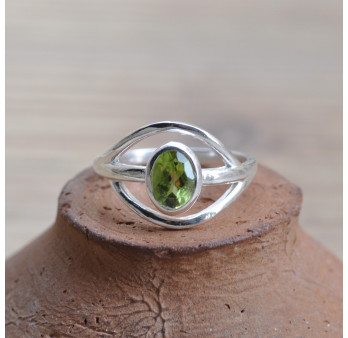 Bague fine ajourée en argent et pierre ovale en Péridot (vert)
