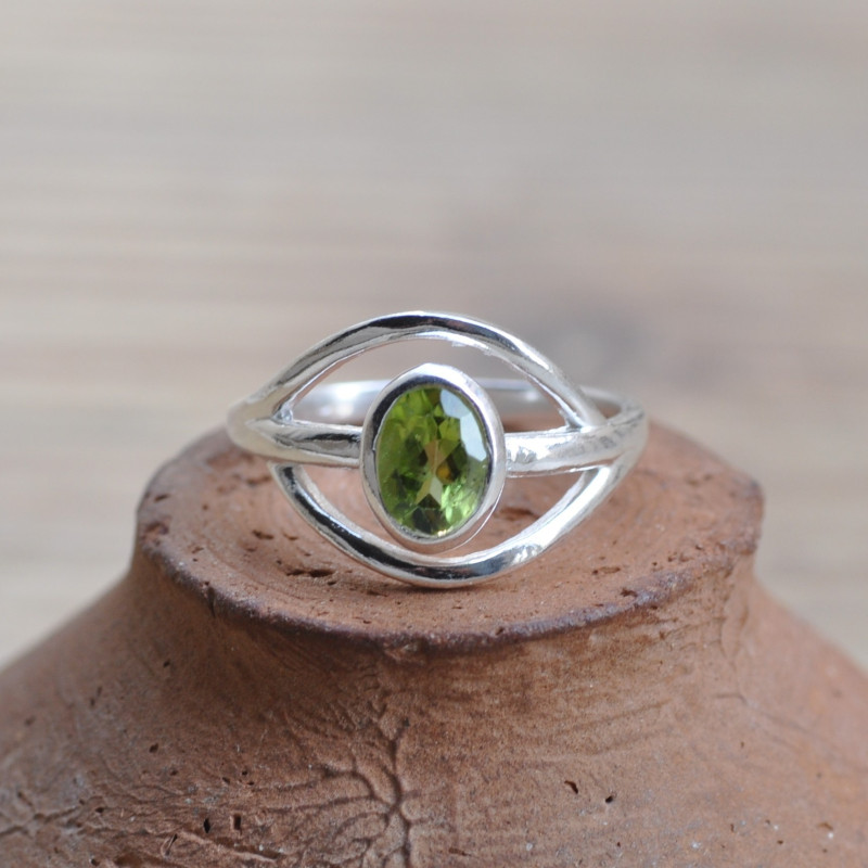 Bague fine ajourée en argent et pierre ovale en Péridot (vert) T52/55