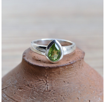 Bague argent et pierre fine Péridot en goutte facettée (vert)