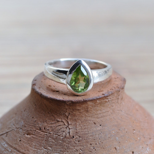 Bague argent et pierre fine Péridot en goutte facettée (vert)