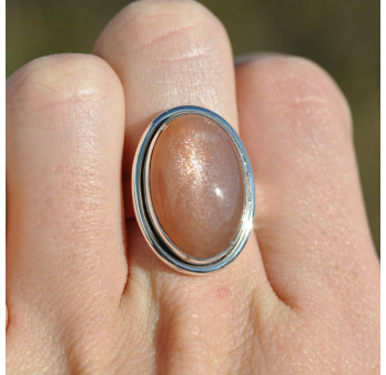 Bague ovale Pierre de lune saumonée sertie d'argent T55
