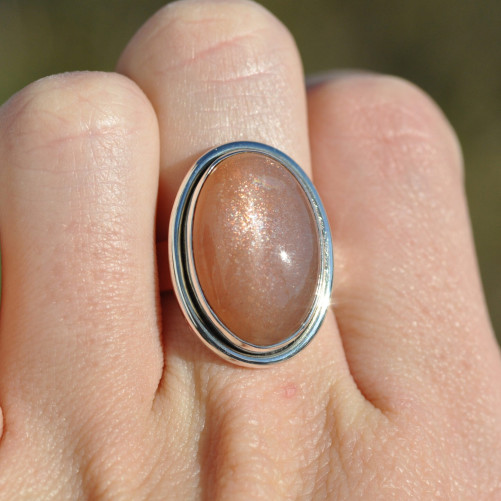 Bague ovale Pierre de lune saumonée sertie d'argent T55