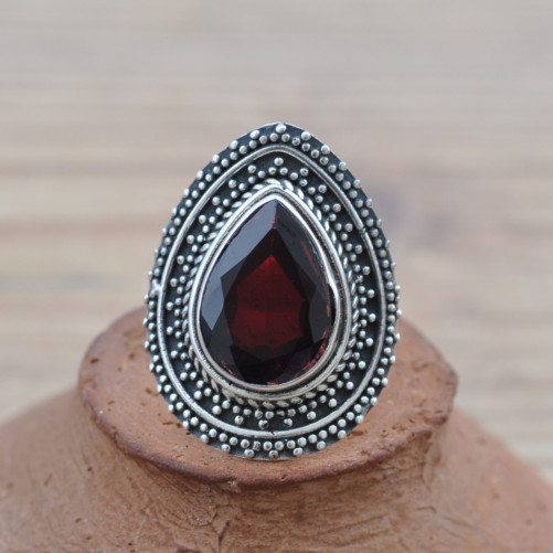 Bague ethnique argent et pierre goutte en Grenat facettée (rouge)