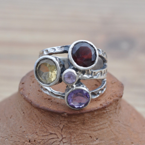 Bague en argent martelé et 4 pierres rondes facettées (multicolore)