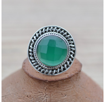 Belle bague ronde en argent ciselé et pierre Agate verte facettée (vert)