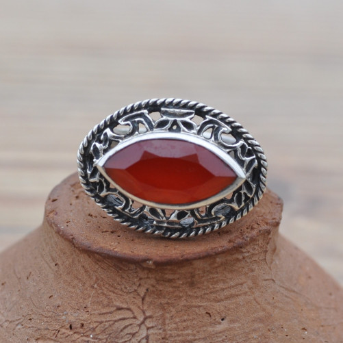 Bague vintage navette pierre Cornaline et argent ciselé T55