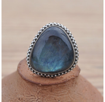 Belle bague en argent travaillé et pierre bombée Labradorite T56