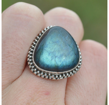 Belle bague en argent travaillé et pierre bombée Labradorite T56