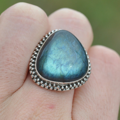Belle bague en argent travaillé et pierre bombée Labradorite T56