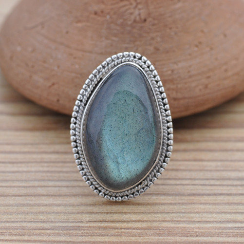 Belle bague pierre bombée Labradorite et argent travaillé T56